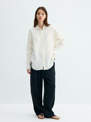 Chemise en lin blanche à coupe ample, boutonnage devant et manches longues