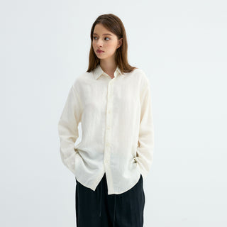 Chemise en lin blanche ample, col en pointe et boutonnage central