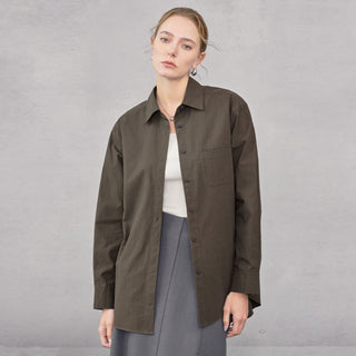 Chemise oversize marron en coton, col pointu, poche poitrine, ourlet arrondi