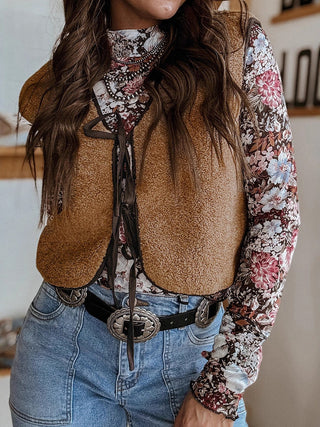 Gilet sans manches camel en fausse fourrure, lacets noirs au centre, poches
