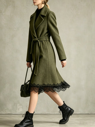 Manteau mi-long en laine vert olive, ceinture nouée, ourlet dentelle