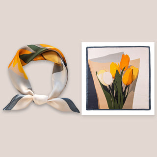 Foulard en soie crème et vert à motif de tulipes orange, noué en boucle