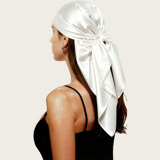 Foulard carré en satin blanc, grand nœud sur le côté, tissu brillant et lisse.