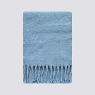 Écharpe en laine à franges bleu clair, texture brossée douce et chaude
