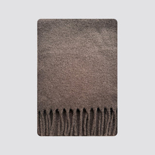 Écharpe en laine marron foncé à franges, tissu brossé et doux.