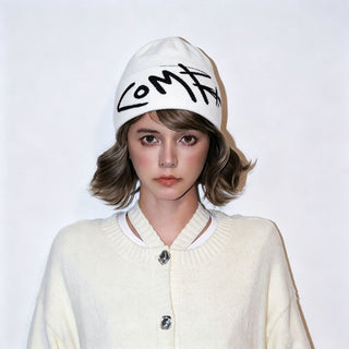 Bonnet en laine femme blanc cassé à inscription jacquard noire, revers côtelé.