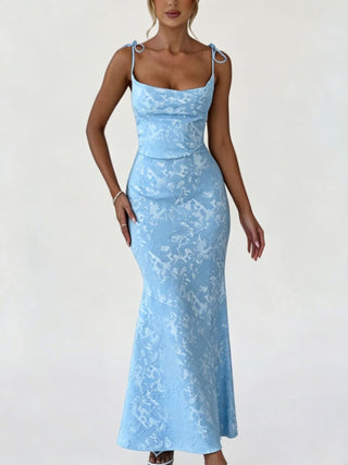 Robe sirène longue en satin jacquard bleu clair, bretelles nouées, encolure carrée