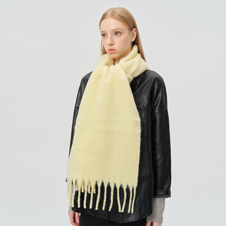 Écharpe en laine pour femme crème à franges, texture douce et brossée.