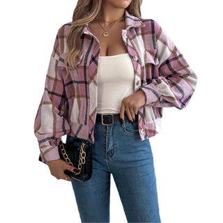 Veste courte à carreaux rose poudré et noirs, avec boutons et poches poitrine