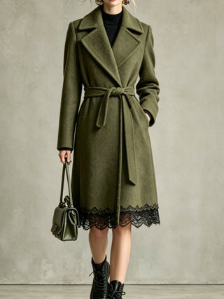 Manteau mi-long en laine vert olive, ceinturé portefeuille, bordure dentelle