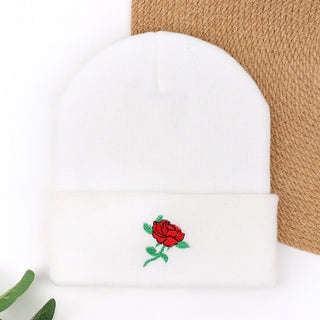 Bonnet tricoté blanc uni avec motif brodé fleur rouge