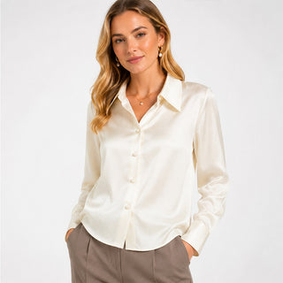 Chemise en satin ivoire à col classique et boutons