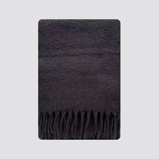 Écharpe en laine gris foncé à franges, tissu brossé et doux.