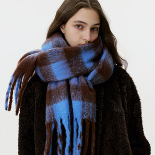 Écharpe à carreaux bleu et marron, gros plan, longues franges