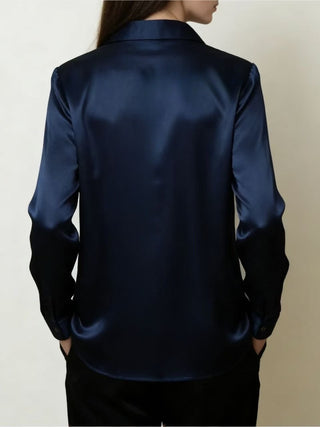 Dos d’une chemise en satin bleu marine à manches longues