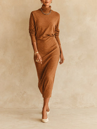 Robe pull midi camel, col roulé, manches 3/4, coupe ajustée.