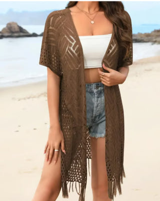 Gilet kimono crochet marron ajouré, ouvert, manches courtes, franges au bas.