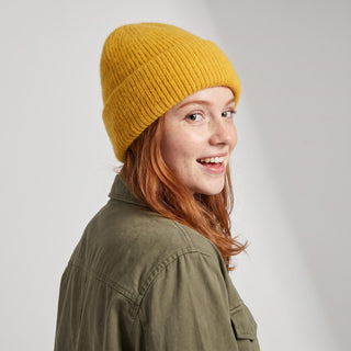 Bonnet ample en maille jaune moutarde, à revers côtelé