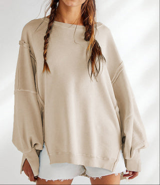Sweat-shirt ample à col rond beige, manches longues bouffantes et coutures apparentes