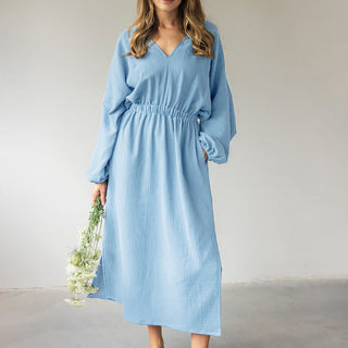 Robe longue en gaze de coton bleu clair, col V, manches longues, taille élastique.
