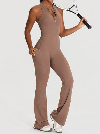 Combinaison de yoga marron à poches latérales, sans manches et à jambes évasées.