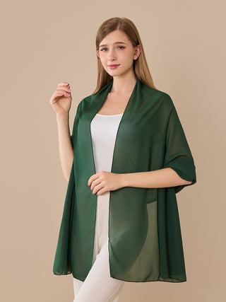 Châle en chiffon vert foncé, drapé fluide sur le buste.