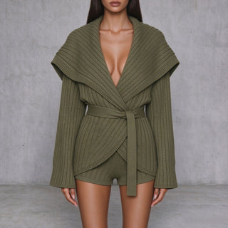 Ensemble gilet portefeuille côtelé vert olive et short, ceinture à nouer, grand col châle