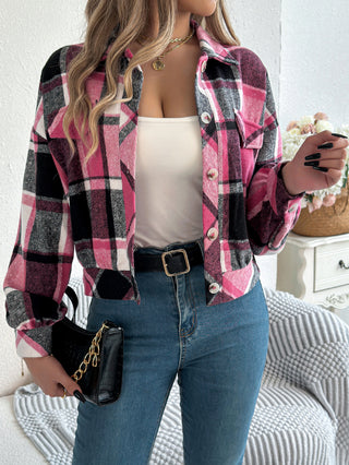 Veste courte à carreaux rose vif, noir et blanc, portée ouverte