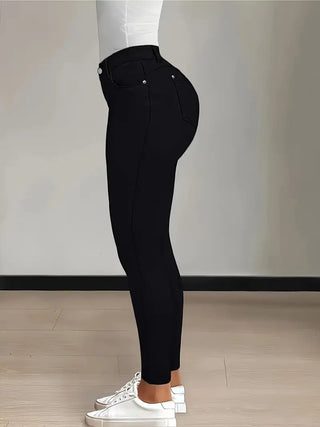 Jean skinny taille haute noir, coupe près du corps et poches arrière discrètes
