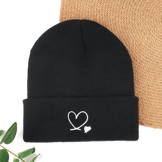 Bonnet tricoté noir avec broderie cœurs blanc et petits cœurs
