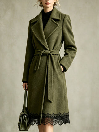 Manteau en laine vert olive, col revers, ceinture nouée portefeuille, dentelle en bas