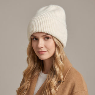 Bonnet ample blanc en maille côtelée et revers replié