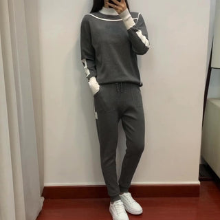 Ensemble blouse et pantalon maille légère gris, pull col rond blanc et pantalon ajusté.