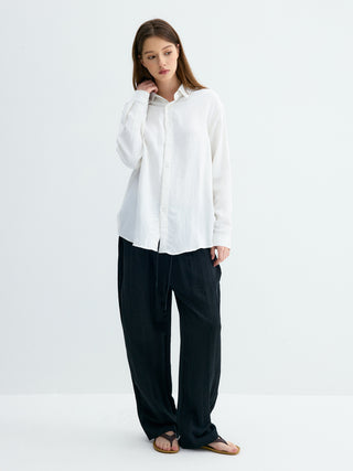 Chemise en lin blanche à coupe oversize, tissage texturé et boutonnage devant