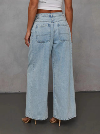 Jean large taille haute en denim bleu clair, poches arrière, couture centrale visible