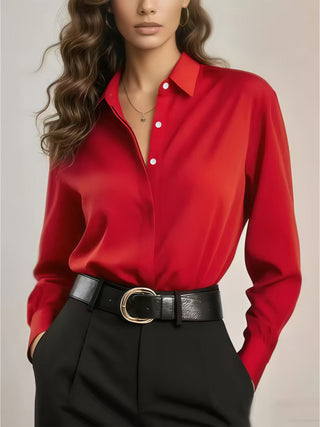 Chemise en satin rouge à manches longues, col classique et boutons