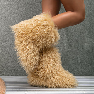 Bottes moumoute mi-mollet en fausse fourrure beige clair, tige duveteuse et bout pointu.