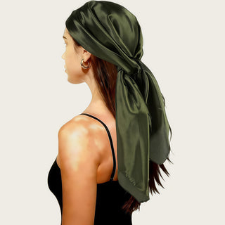 Foulard carré en satin vert olive noué sur le côté, grand format