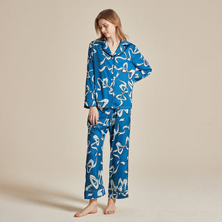 Ensemble de pyjama satin femme bleu à motif animaux, chemise boutonnée à revers et pantalon long