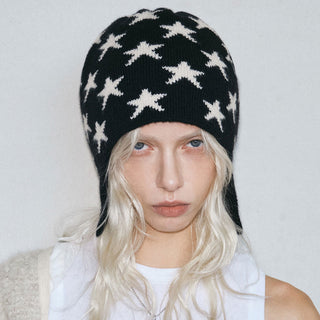 Bonnet à oreillettes noir à étoiles blanches, vue de face, cordons à nouer