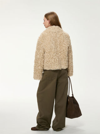 Veste courte en fausse fourrure bouclée beige, vue de dos, col chemise.