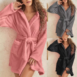 Robe de bain en peluche à capuche, ceinturée, présentée en rose, gris et noir