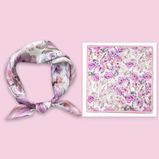 Foulard en soie violet clair à motif floral, noué en boucle avec rubans
