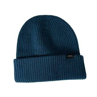 Bonnet en laine bleu foncé, maille côtelée, revers large, étiquette au poignet