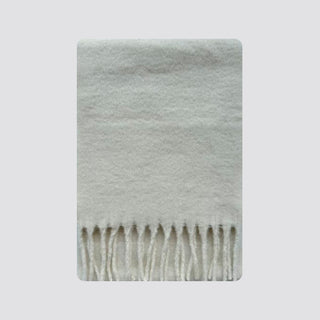 Écharpe en laine blanc cassé à franges, tissu brossé et doux.