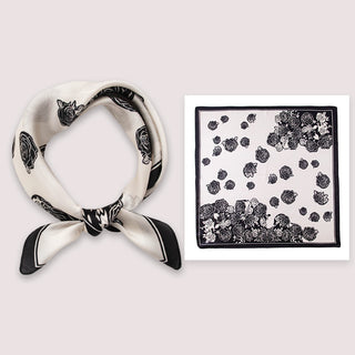 Foulard carré en soie ivoire, roses noires, noué en cravate