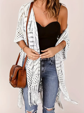 Gilet kimono long blanc au crochet, manches courtes ajourées et franges