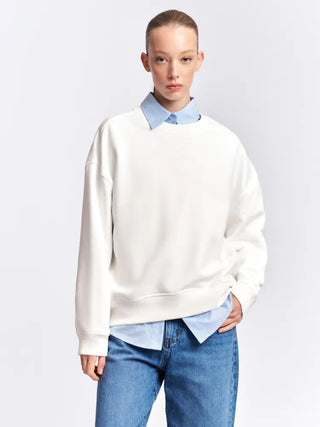 Sweat oversize femme blanc cassé à col rond, coton molletonné, porté avec jean bleu
