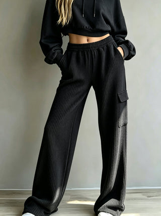 Pantalon large noir à taille haute élastique et cordon, poches cargo sur les côtés
