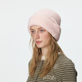 Bonnet en tricot rose pâle à revers, parsemé de petits points colorés